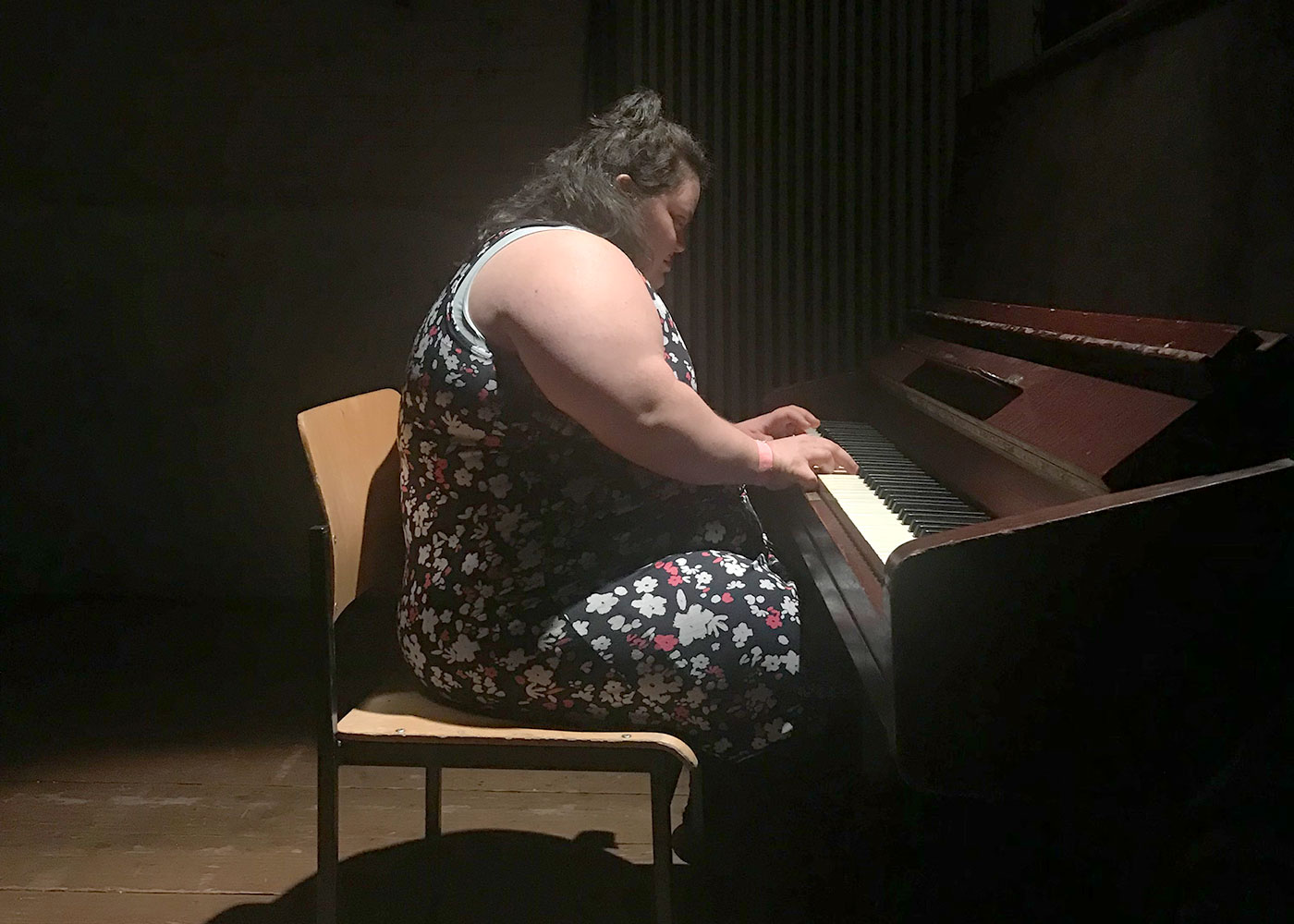 Der blaue Schmetterling am Klavier